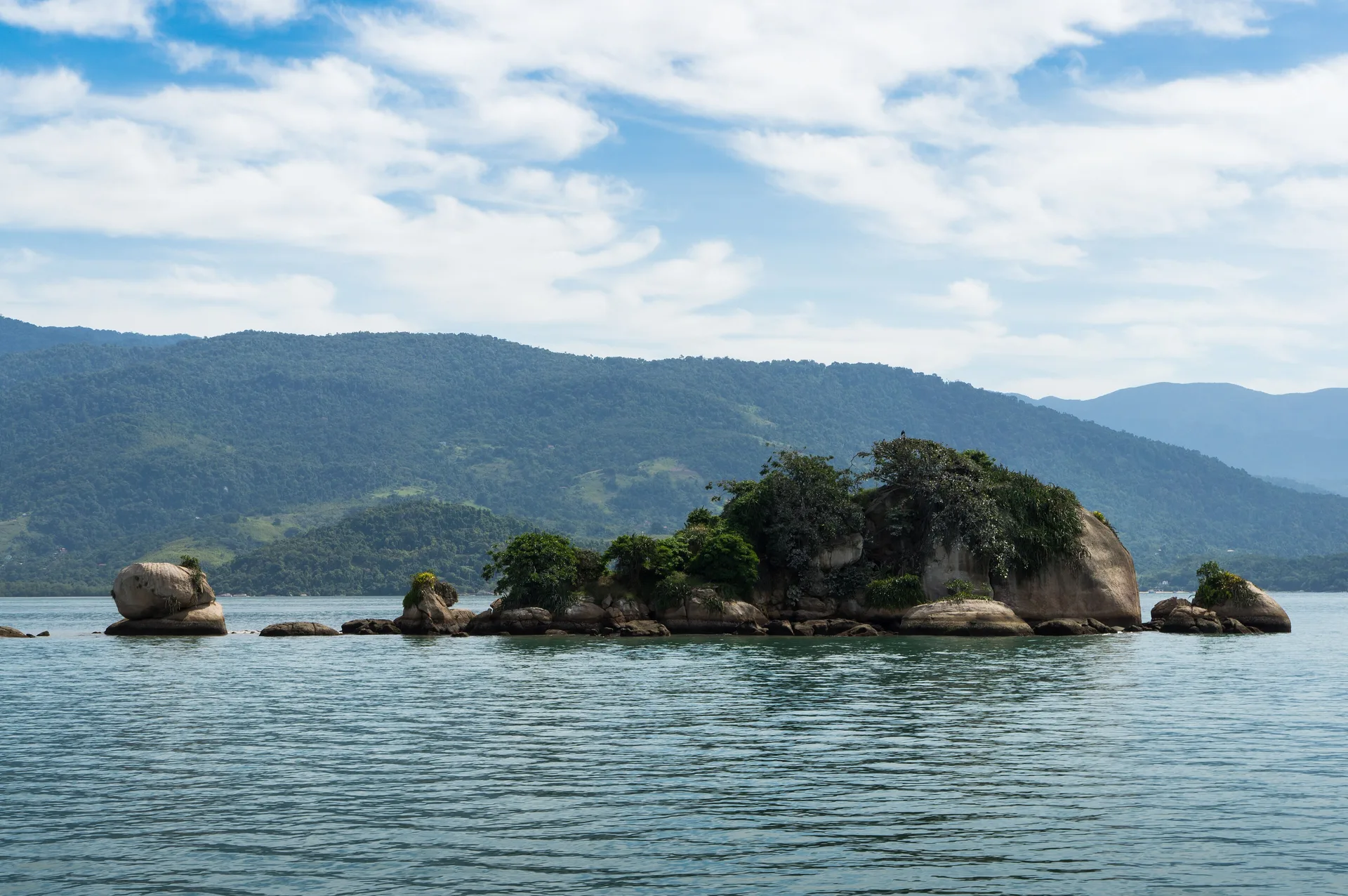 Ilhota no Saco do Mamanguá, em Paraty