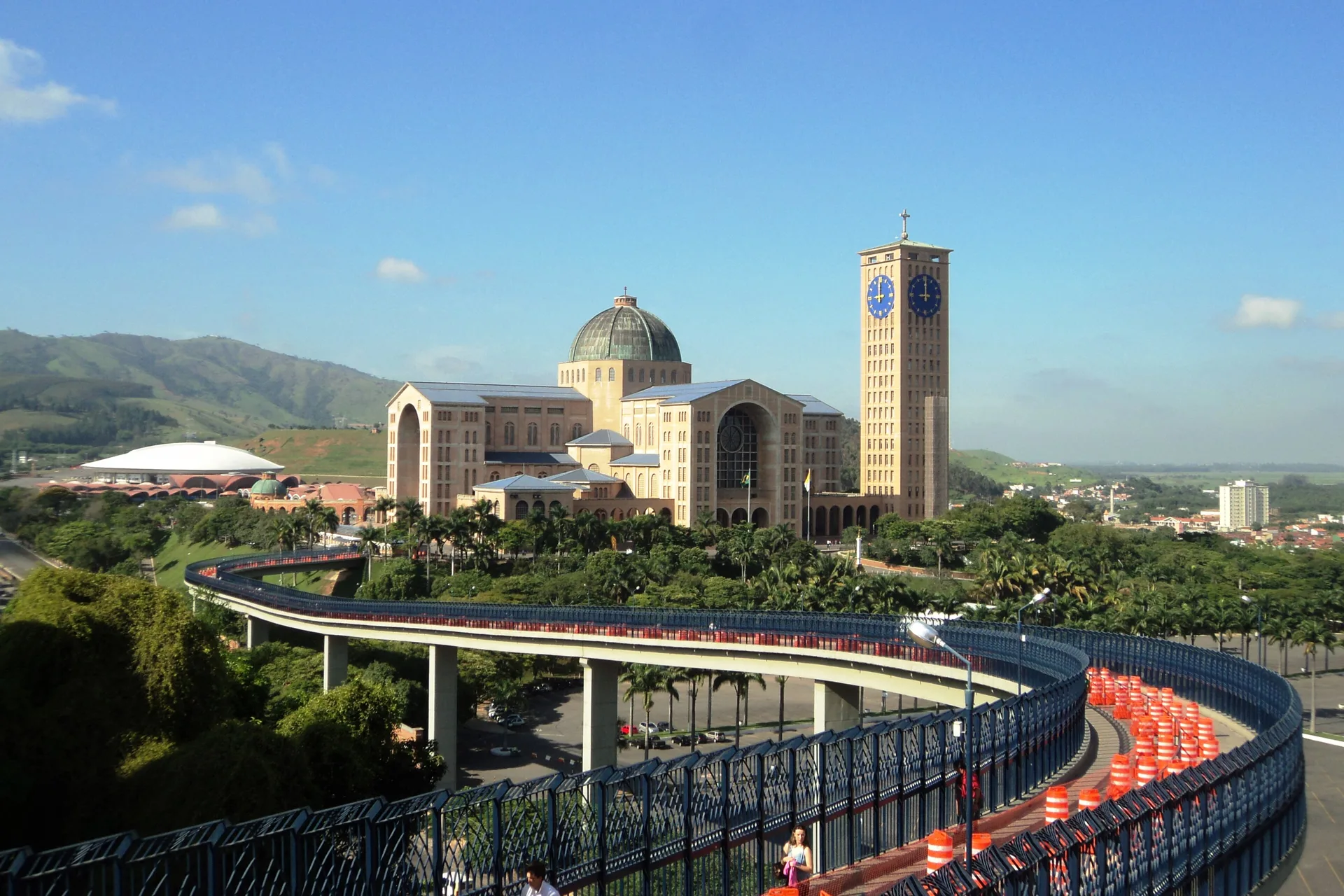 A Basílica e a Passarela da Fé