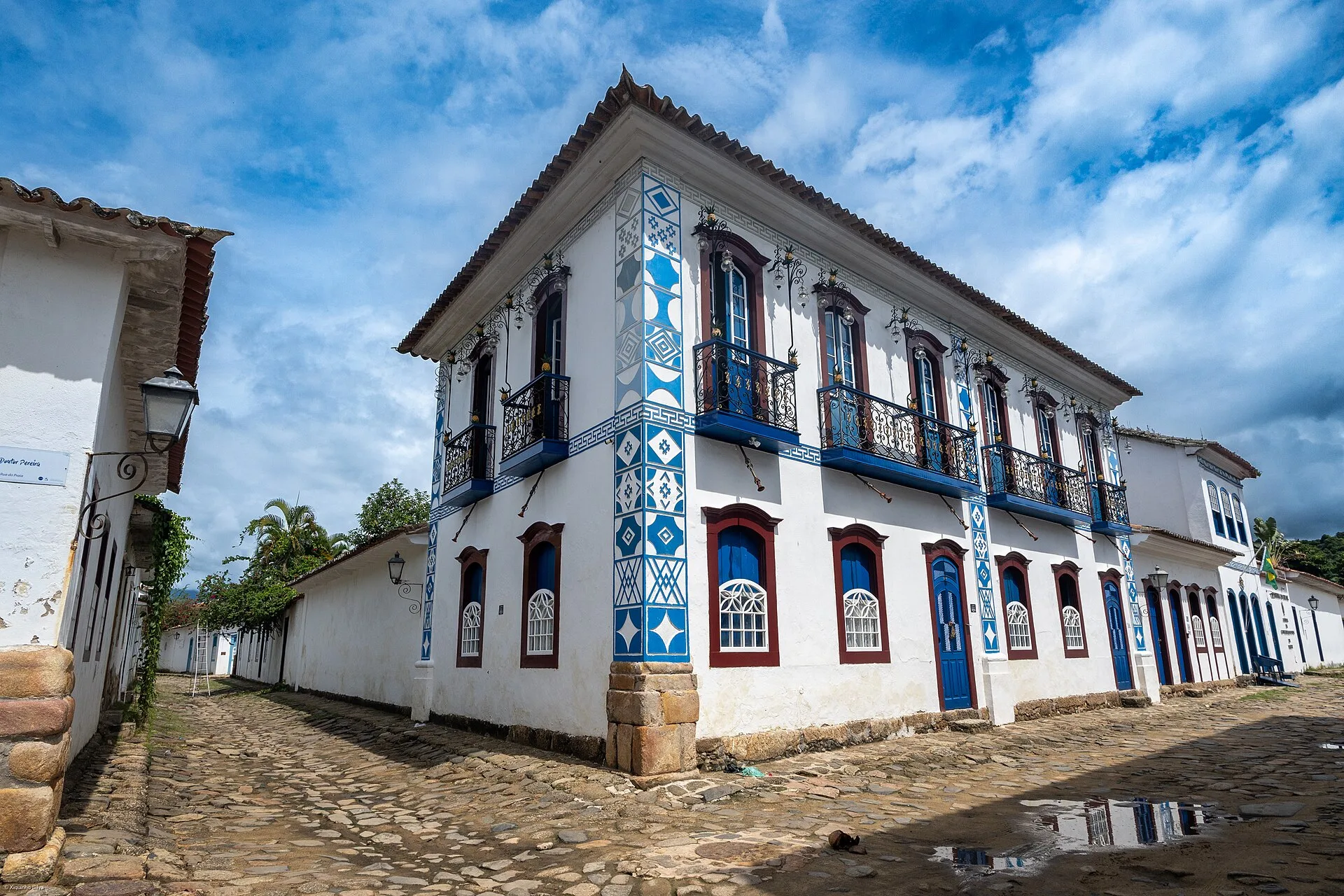 Casario colonial azul e branco em Paraty