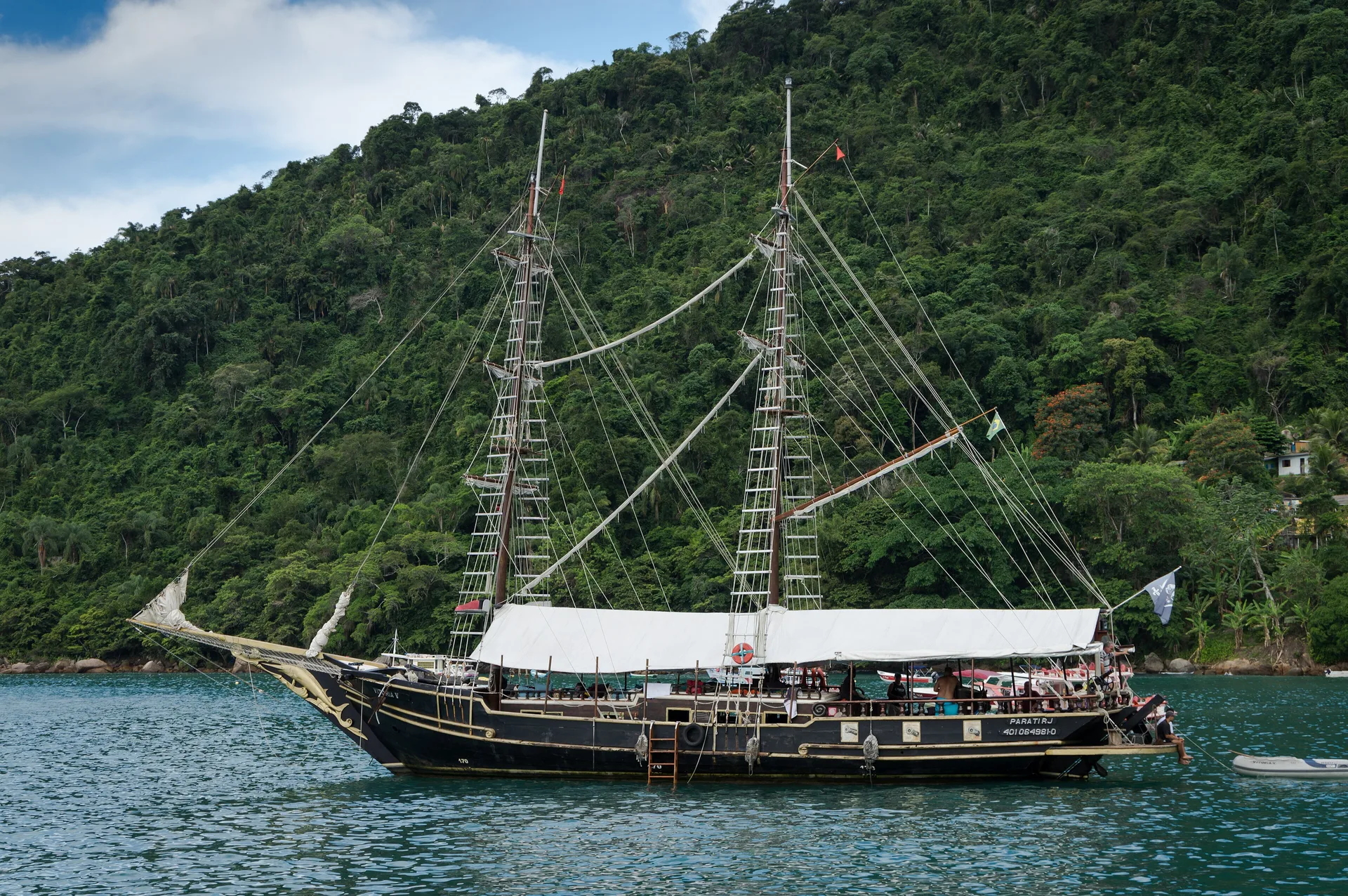 Escuna navegando na baía de Paraty