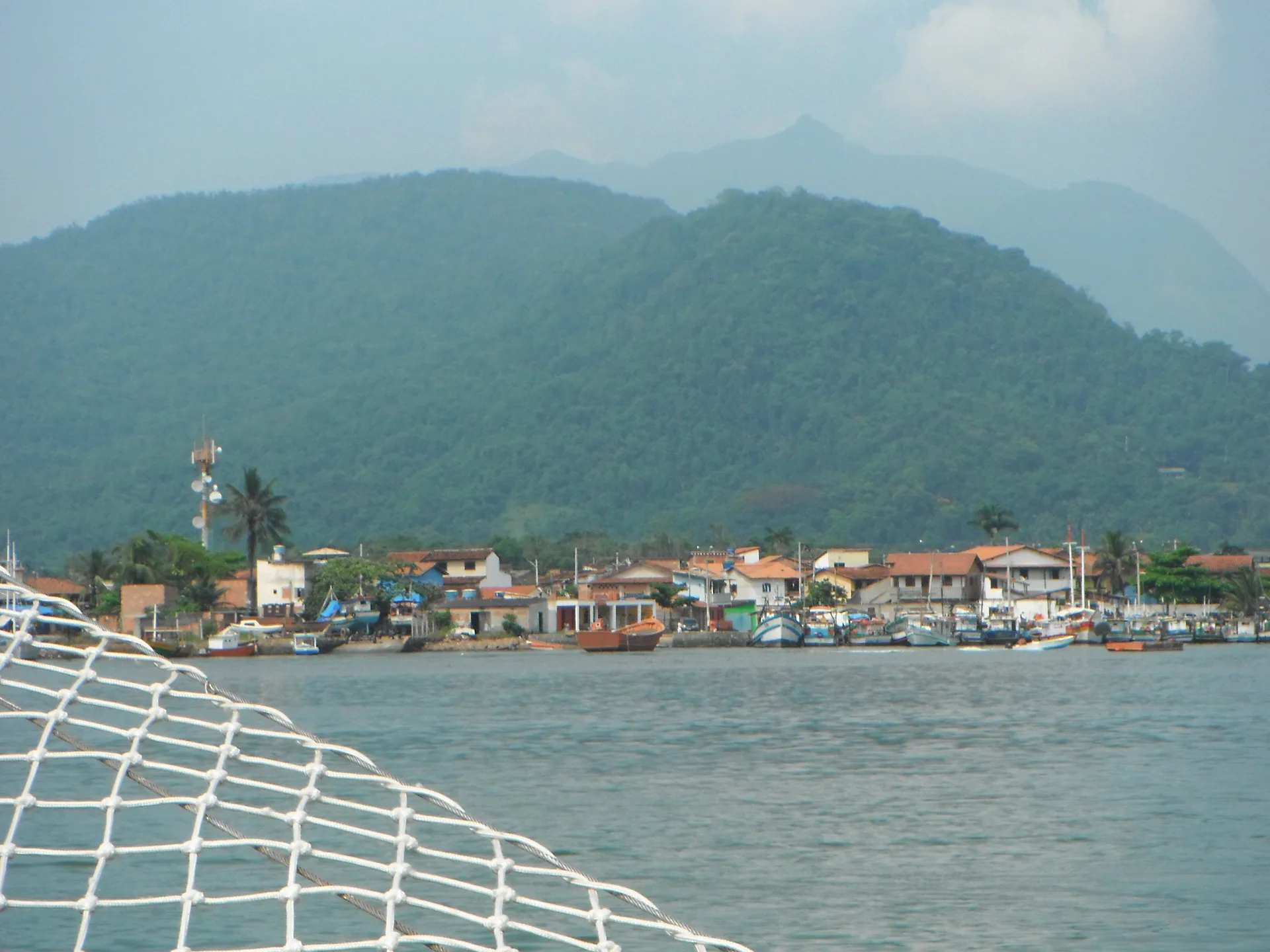 Vista do mar a bordo de uma escuna em Paraty