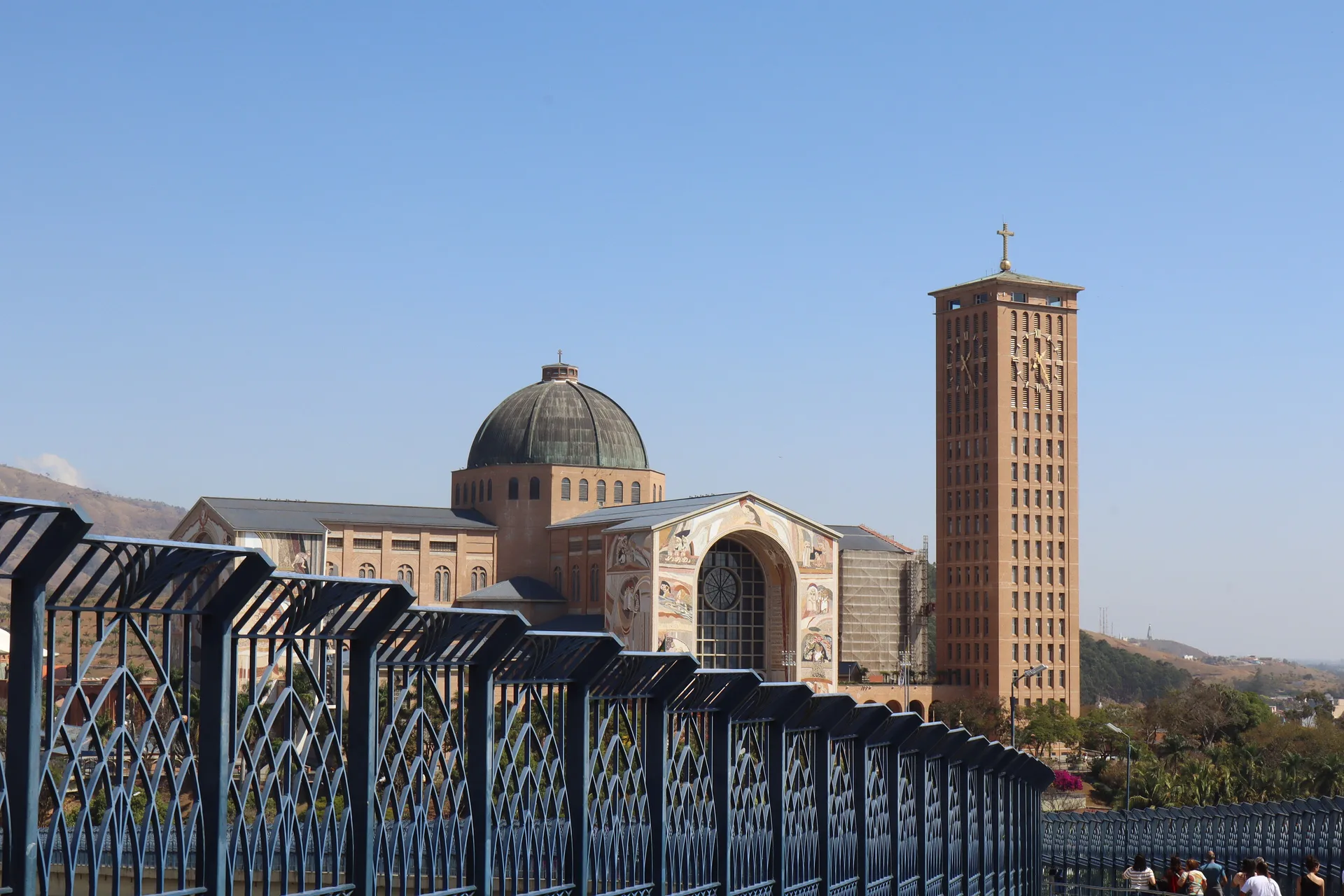 Vista ampla da Basílica de Aparecida